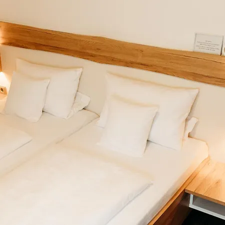 Berghof Wasserkuppe Und Gaestehaus Fuldaquelle 3*